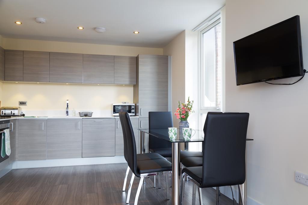 Contemporary & Homely Penthouse, 2 Mins Walk From Cambridge Station, Lift Access, Secured Gated On-Site Parking, Self Check-In, Super Fast Wifi, Terrace & Sleeps 6 エクステリア 写真