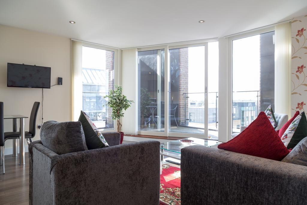 Contemporary & Homely Penthouse, 2 Mins Walk From Cambridge Station, Lift Access, Secured Gated On-Site Parking, Self Check-In, Super Fast Wifi, Terrace & Sleeps 6 エクステリア 写真
