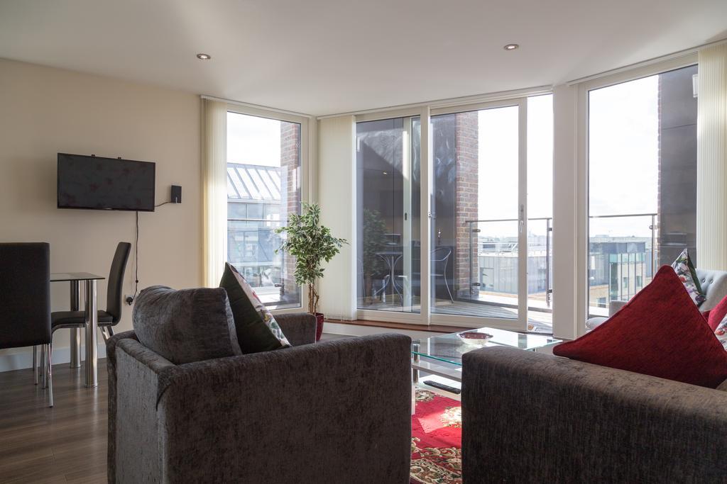 Contemporary & Homely Penthouse, 2 Mins Walk From Cambridge Station, Lift Access, Secured Gated On-Site Parking, Self Check-In, Super Fast Wifi, Terrace & Sleeps 6 エクステリア 写真