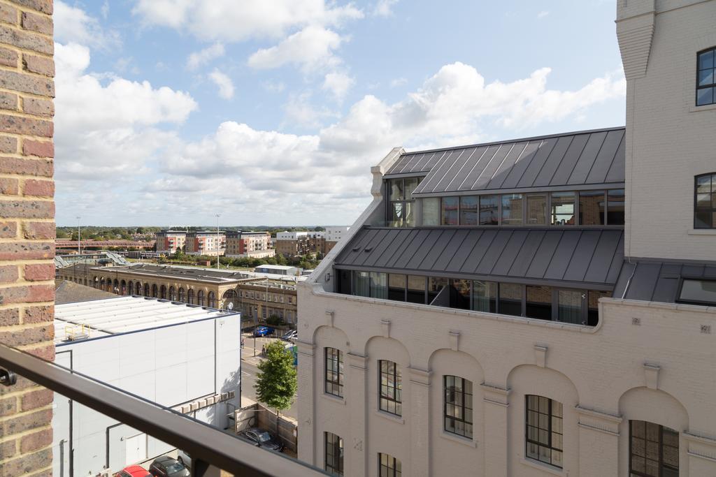 Contemporary & Homely Penthouse, 2 Mins Walk From Cambridge Station, Lift Access, Secured Gated On-Site Parking, Self Check-In, Super Fast Wifi, Terrace & Sleeps 6 エクステリア 写真