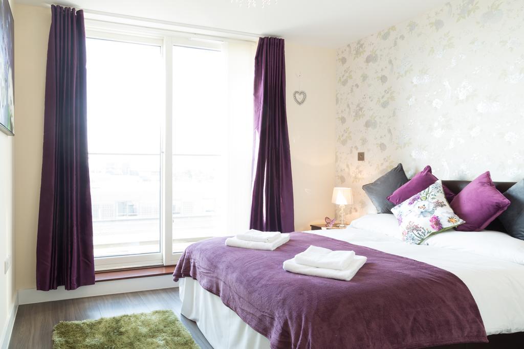 Contemporary & Homely Penthouse, 2 Mins Walk From Cambridge Station, Lift Access, Secured Gated On-Site Parking, Self Check-In, Super Fast Wifi, Terrace & Sleeps 6 エクステリア 写真