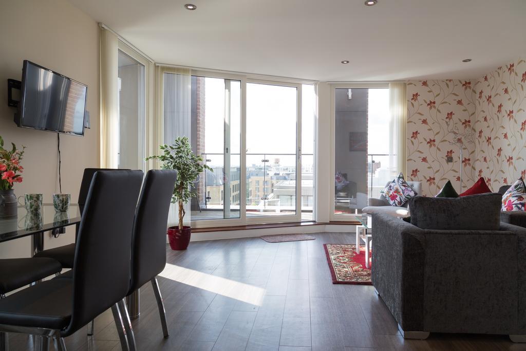 Contemporary & Homely Penthouse, 2 Mins Walk From Cambridge Station, Lift Access, Secured Gated On-Site Parking, Self Check-In, Super Fast Wifi, Terrace & Sleeps 6 エクステリア 写真