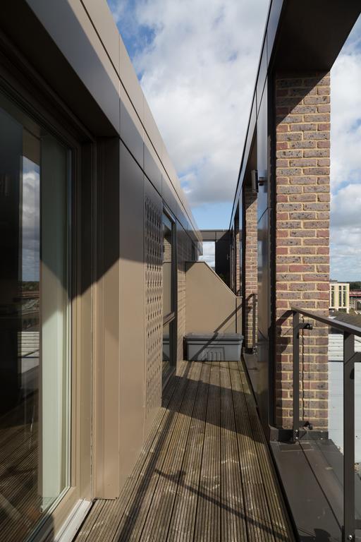 Contemporary & Homely Penthouse, 2 Mins Walk From Cambridge Station, Lift Access, Secured Gated On-Site Parking, Self Check-In, Super Fast Wifi, Terrace & Sleeps 6 エクステリア 写真