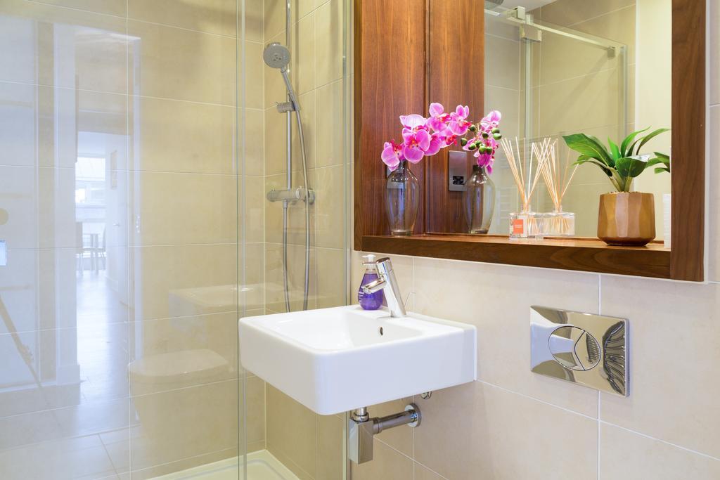 Contemporary & Homely Penthouse, 2 Mins Walk From Cambridge Station, Lift Access, Secured Gated On-Site Parking, Self Check-In, Super Fast Wifi, Terrace & Sleeps 6 エクステリア 写真